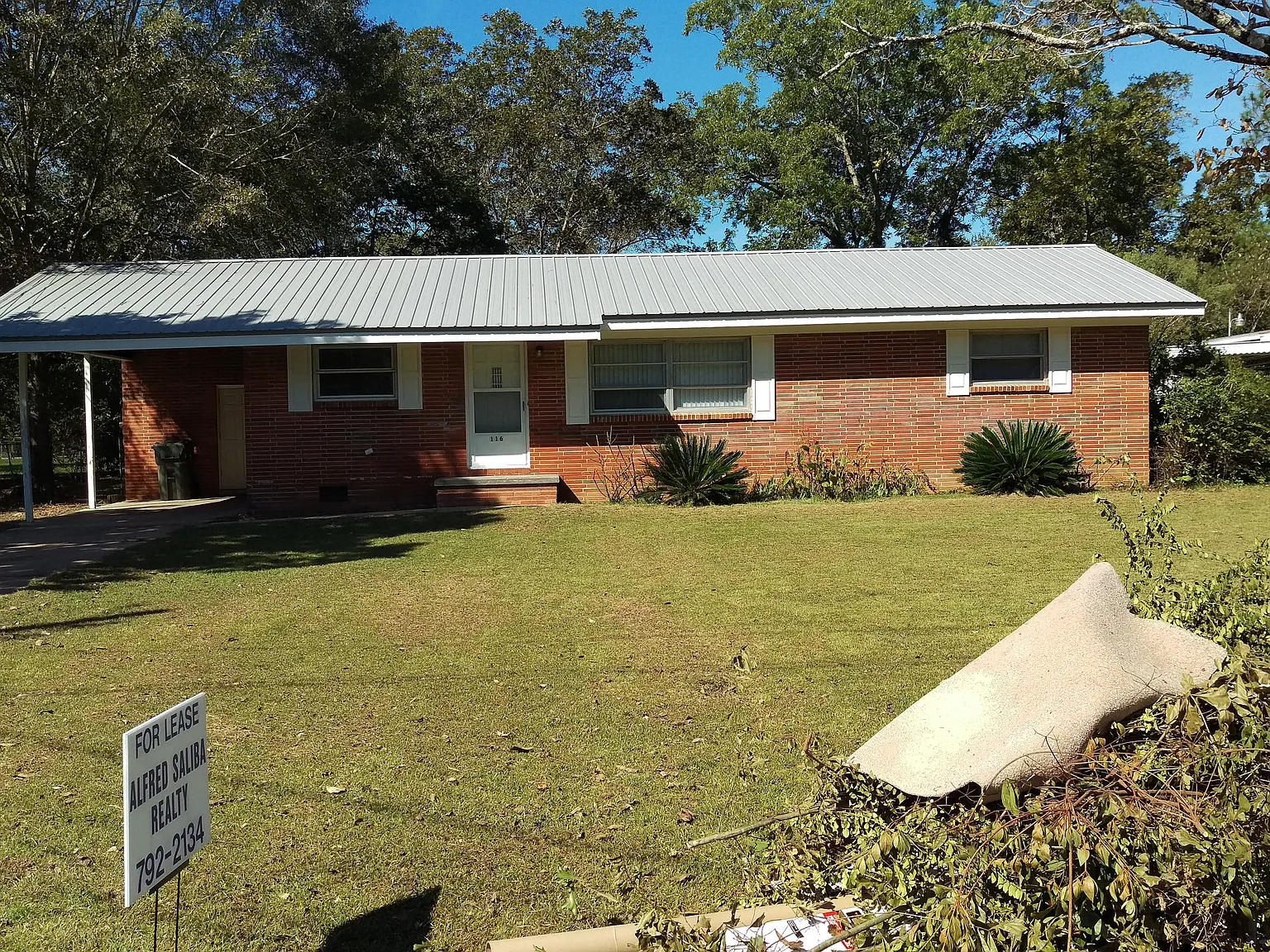 3 bed, 100 sqft, $900 — Photo 1
