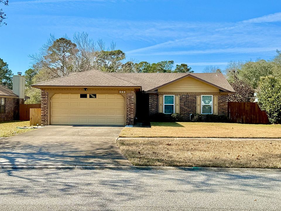 1st image of 944 Misty Mountain Dr W