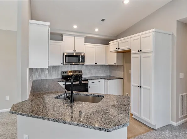 2727 Golden Leaf Dr #18-300, Beavercreek, OH 45431