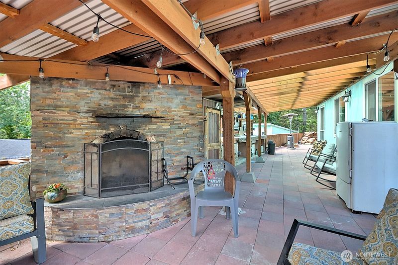 4th image of 302 E Oak Street