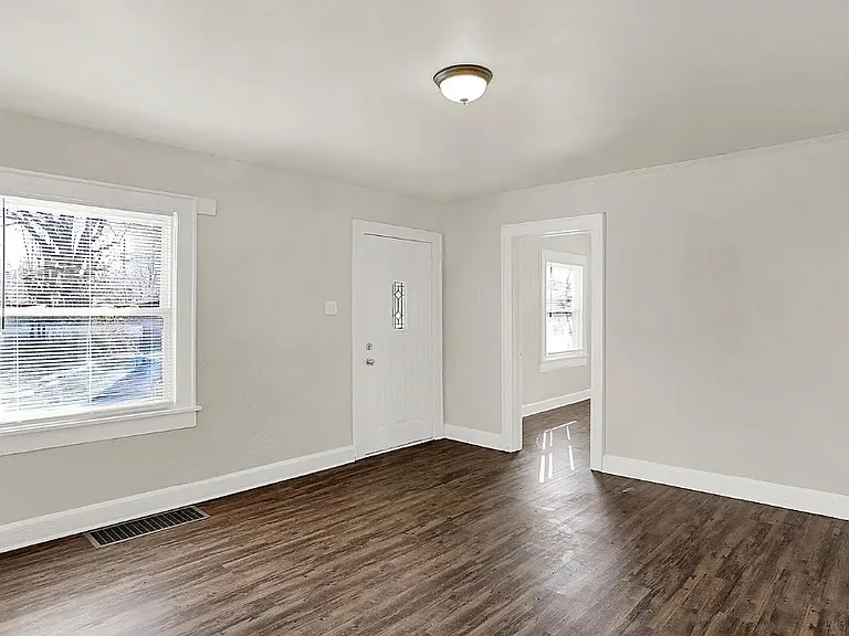 2646 E 18th St — Photo 3