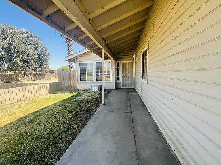 1251 W Davis St — Photo 4