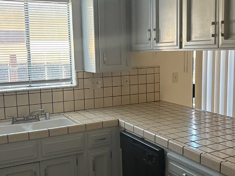 305 E 4th St #F — Photo 28