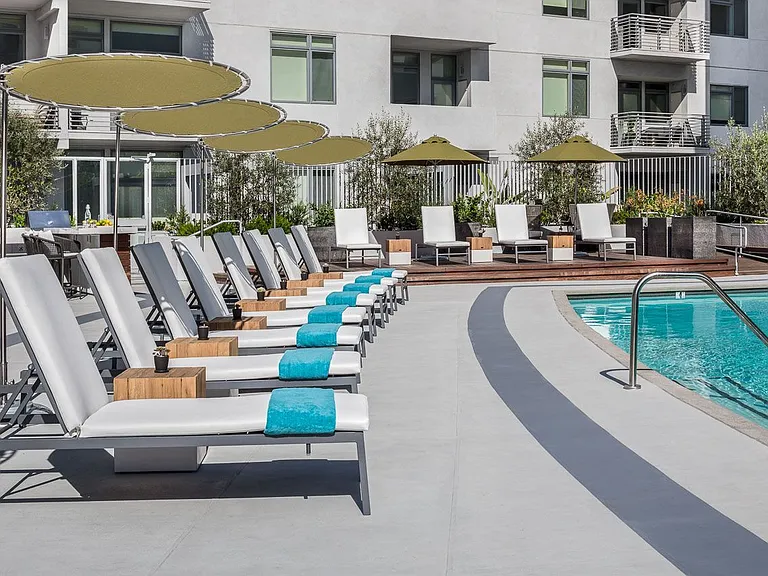 The Avenue Hollywood — Photo 38