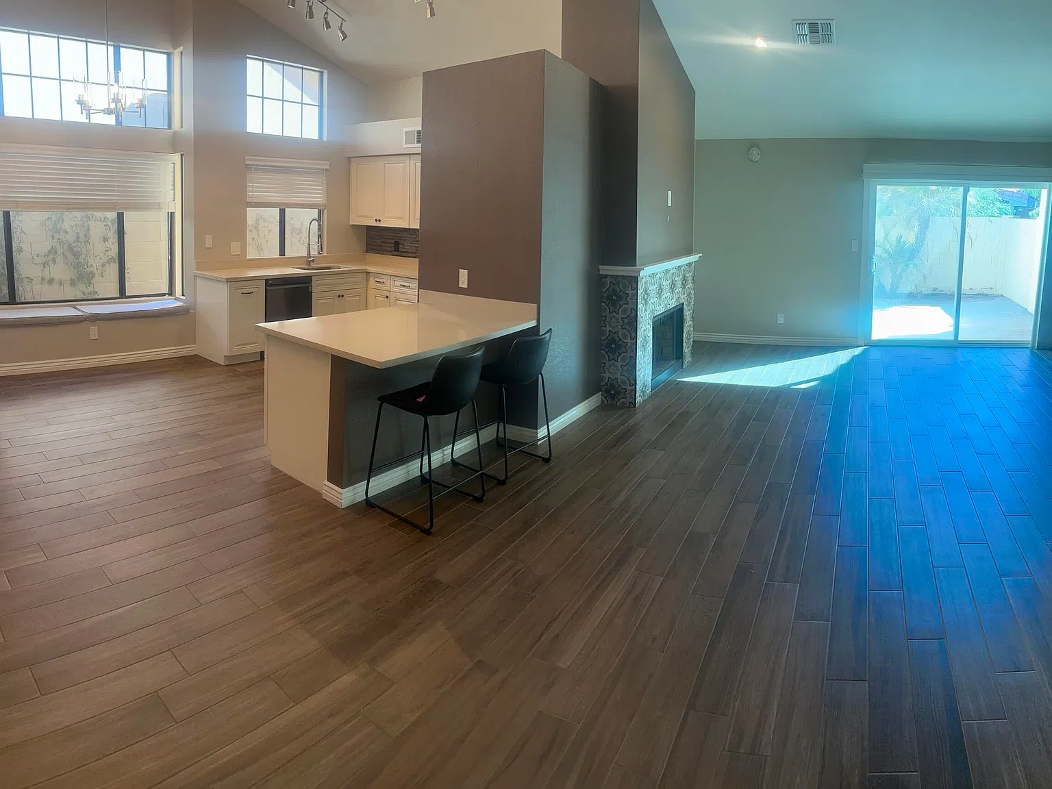 3 bed, 2.0 bath, 1435 sqft, $3,600 — Photo 4