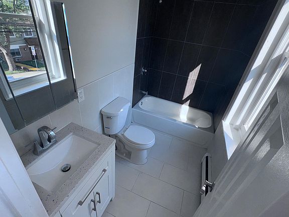 2nd image of 17 Earl St #2R