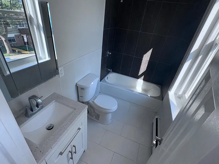 17 Earl St #2R — Photo 2