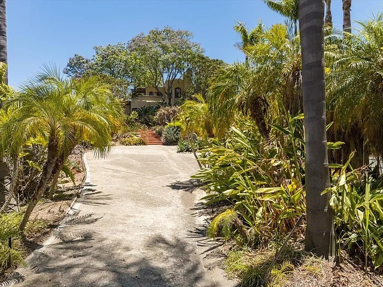 Main driveway to front of house