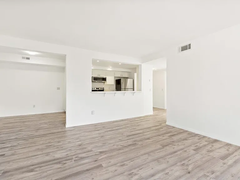 1040 E Washington Ave — Photo 14