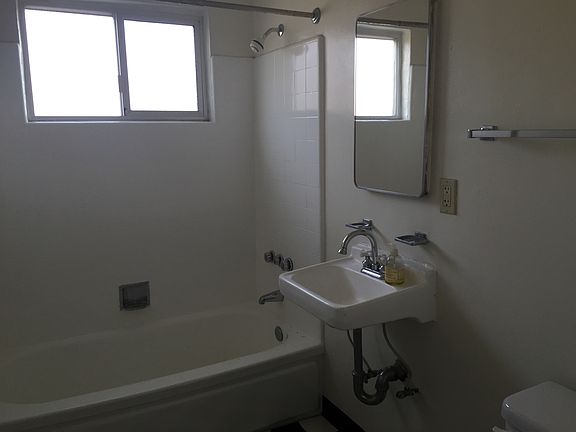 3rd image of 607 Parkman Ave APT 5