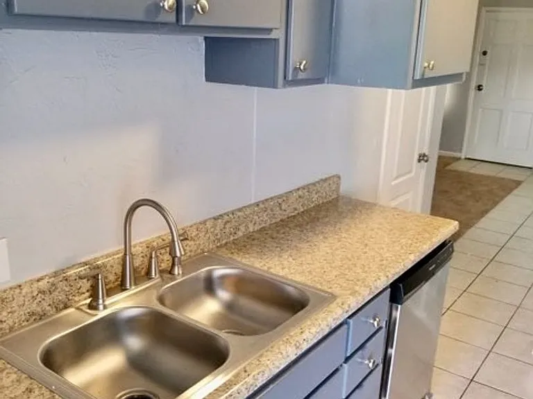 Shoreham Apartments — Photo 17