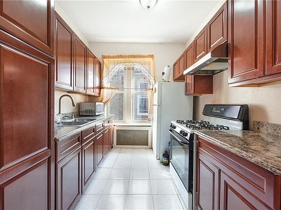 4th image of 594 E 92nd St