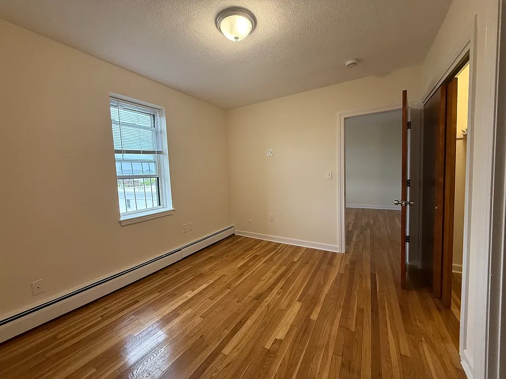 1 bed, 1.0 bath, 9999 sqft, $2,400 — Photo 4