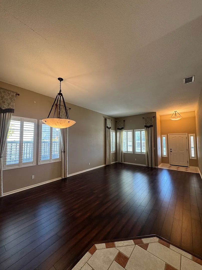 Custom-Built Home near Paradise Valley Golf Course — Photo 3