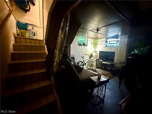 5th image of 412 Scott Ave