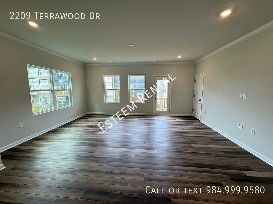 4 bed, 2406 sqft, $2,300 — Photo 2