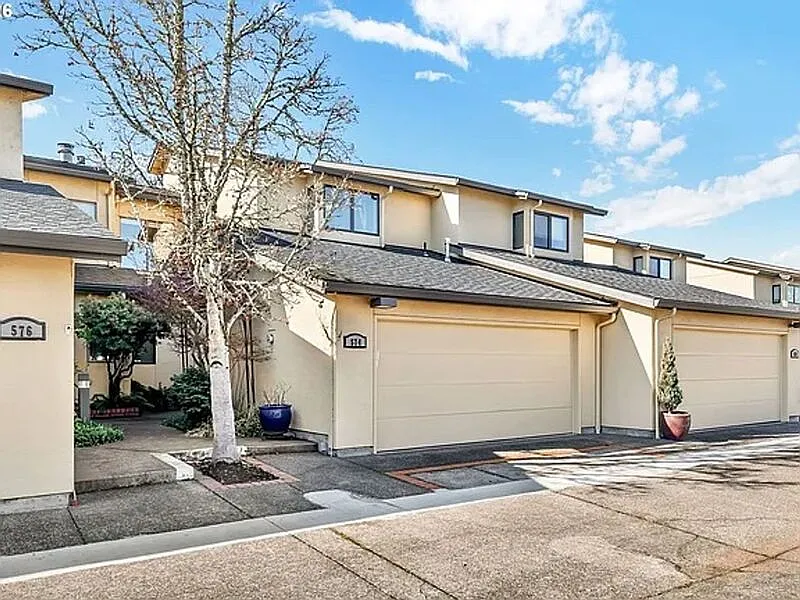 2 bed, 3.0 bath, 2018 sqft, $2,995 — Photo 3