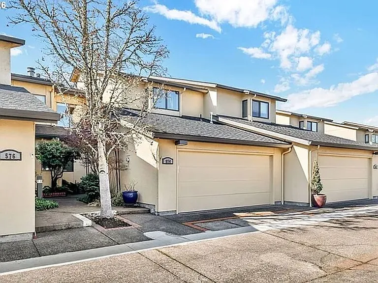 574 Wimbledon Ct — Photo 2