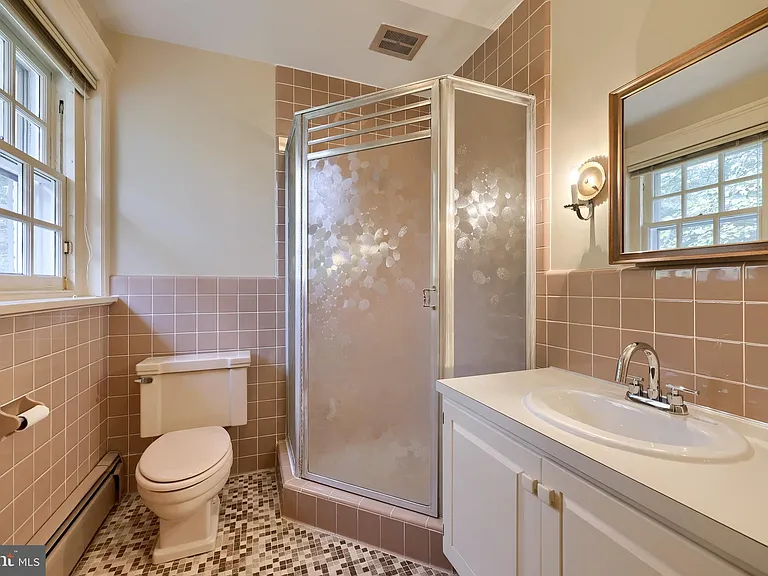 226 E Caracas Ave — Photo 45