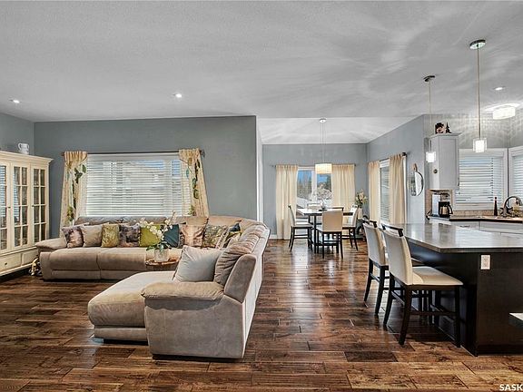3rd image of 551 Redwood Cres