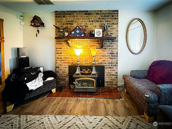 3rd image of 19425 Crescent Drive E