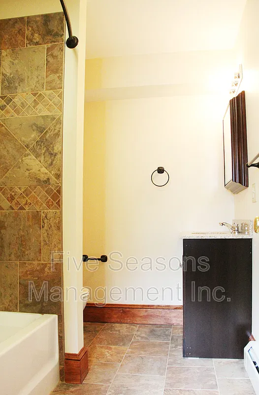 4 bed, 2.0 bath, 1100 sqft, $4,400 — Photo 4