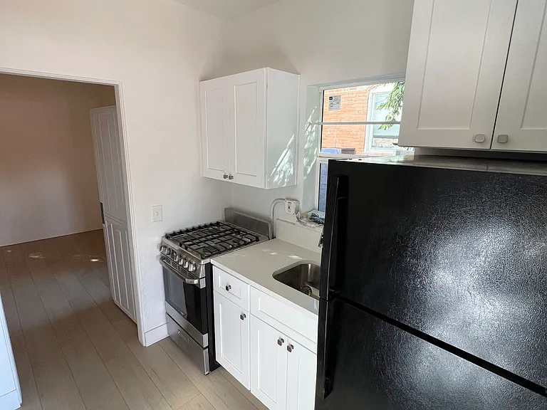 430 E 6th St #1 — Photo 5