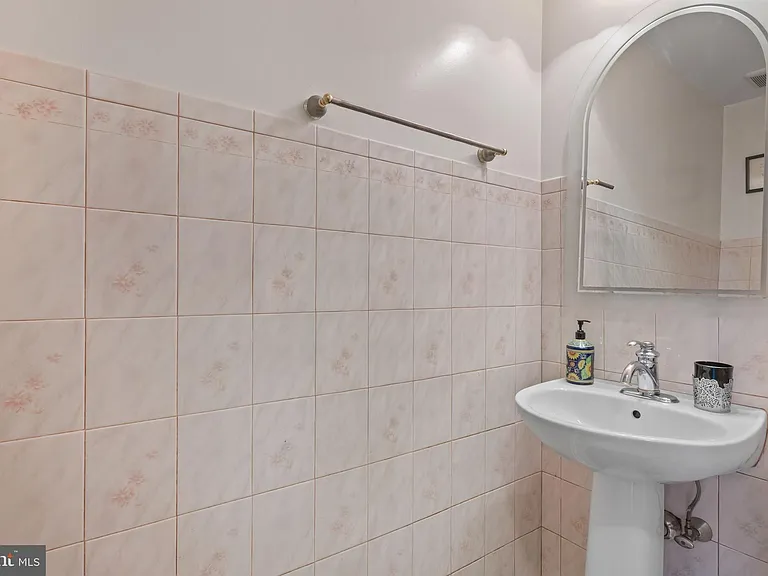929 N York Dr — Photo 13