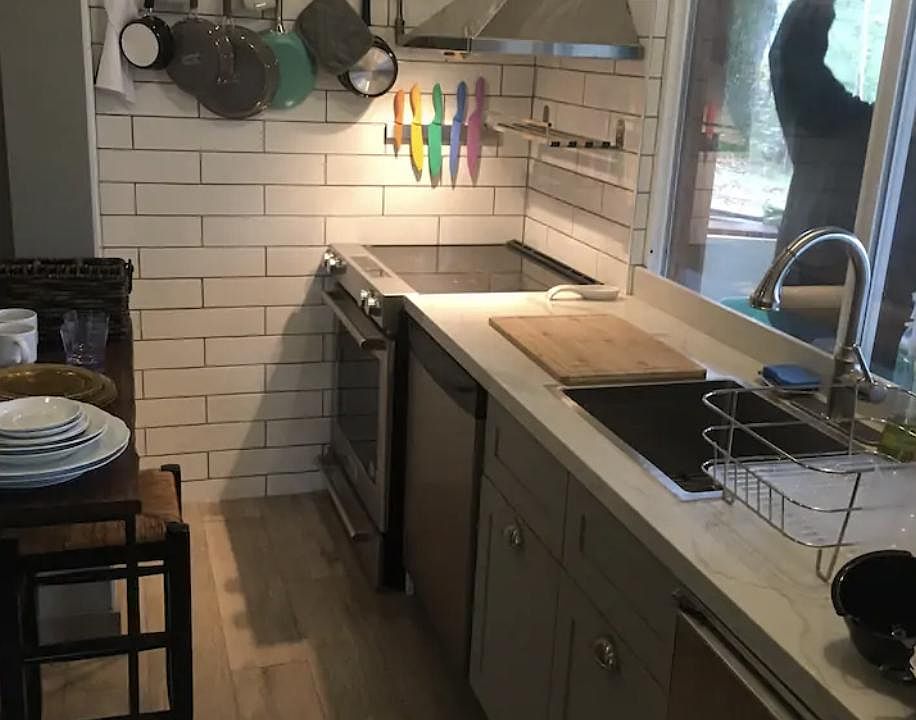 2nd image of 595 Algiers St #B