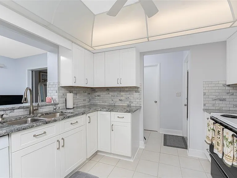1720 Florence Ave — Photo 12
