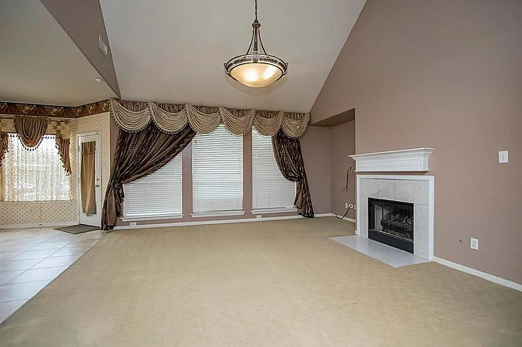 5 bed, 3.5 bath, 2817 sqft, $3,195 — Photo 2