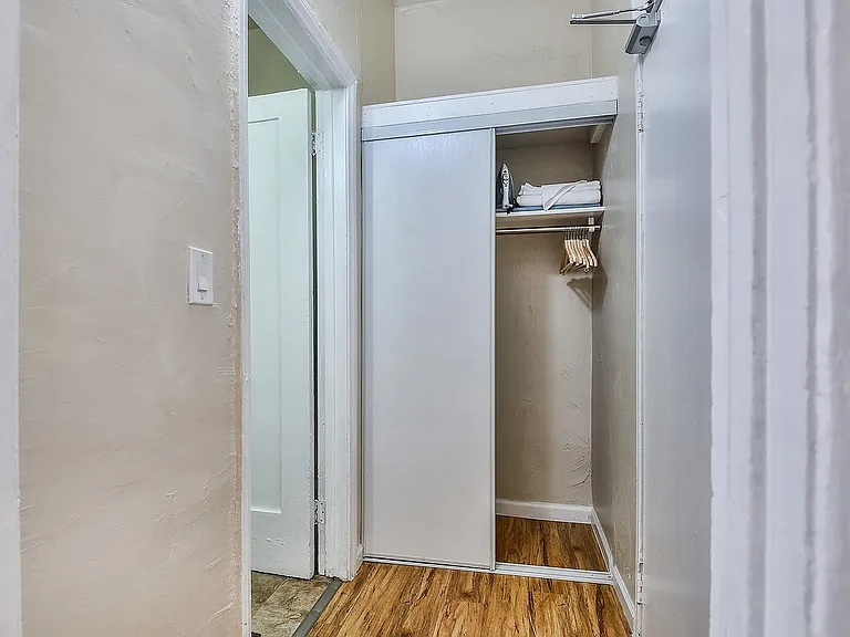 MacArthur Park Apartments — Photo 17