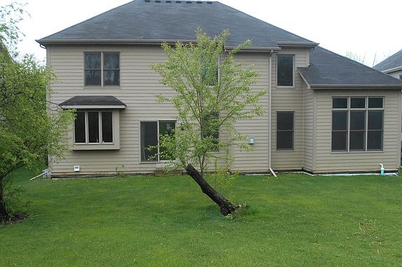 3rd image of 627 Hickory Ln W