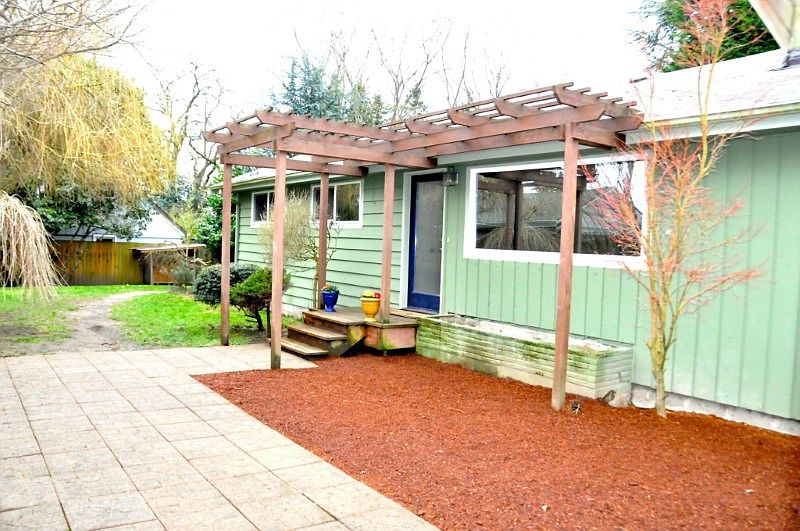 Enter through the private fully fenced courtyard