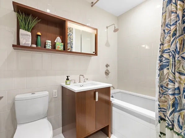 60 Riverside Boulevard image 7 of 11