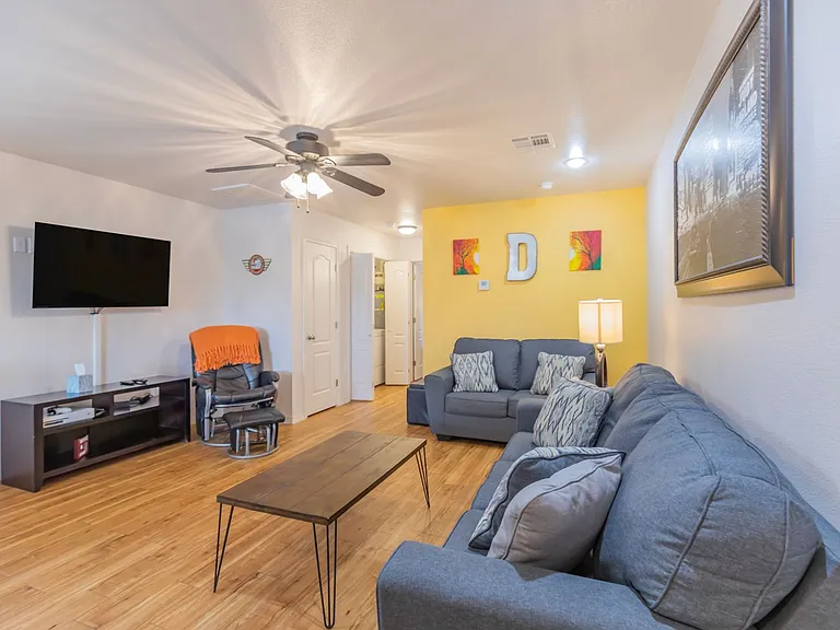 800 Sherwood Dr — Photo 3