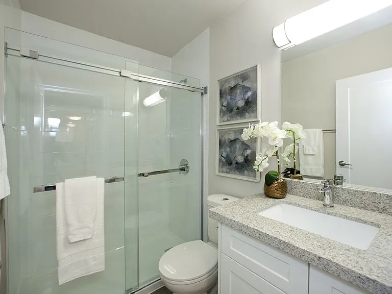 135 Allan St — Photo 8