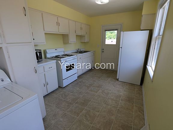 4th image of 900-902 N 4th St