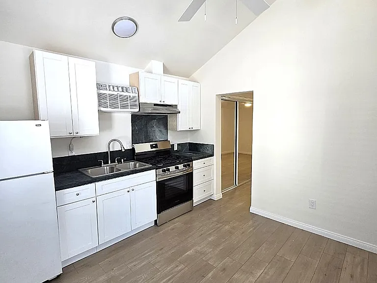 5301-5303 Cartwright Ave — Photo 7