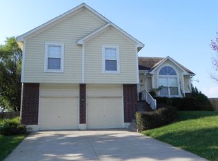 5301 NE Holiday Dr, Lees Summit, MO 64064