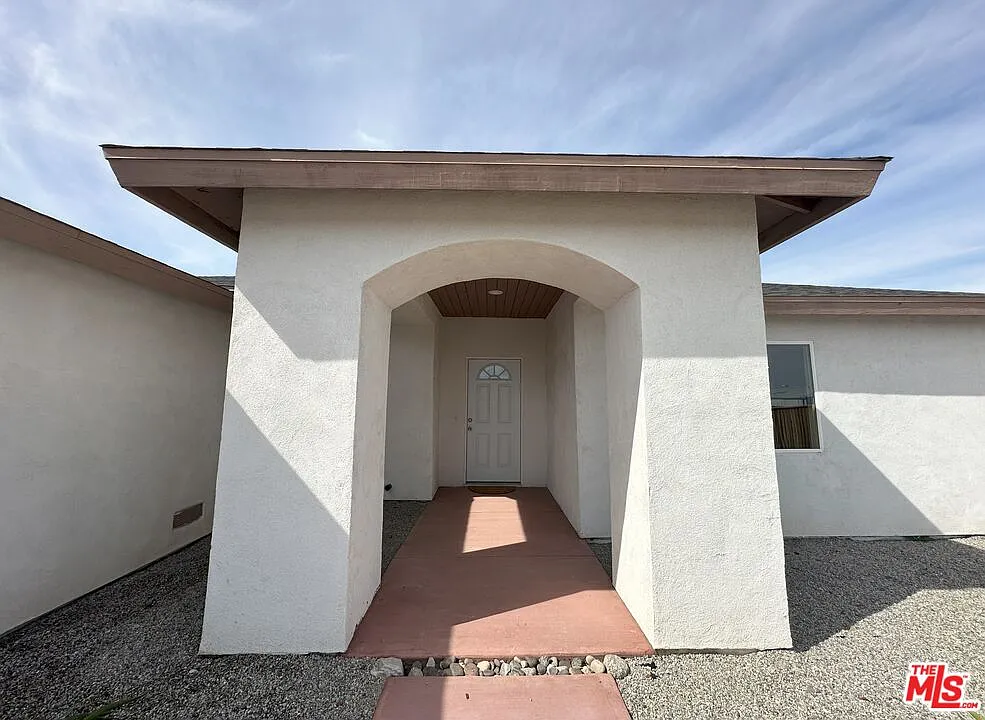 3 bed, 2.0 bath, 1565 sqft, $2,200 — Photo 3