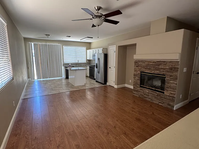 901 Ross Dr — Photo 8