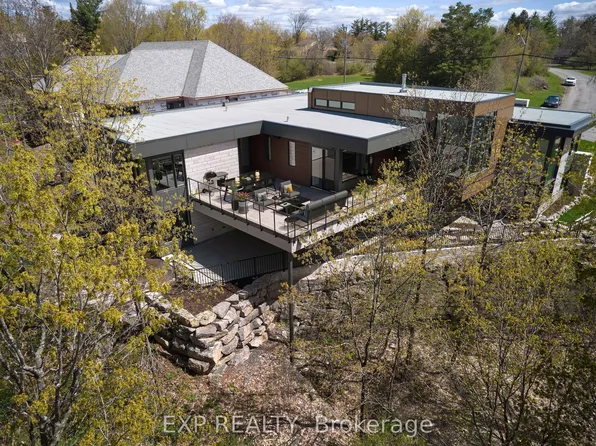 32 Clovelly Rd, Ottawa, ON K1J 6M2