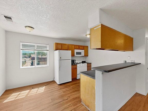 5th image of 530 Alvarado Dr SE