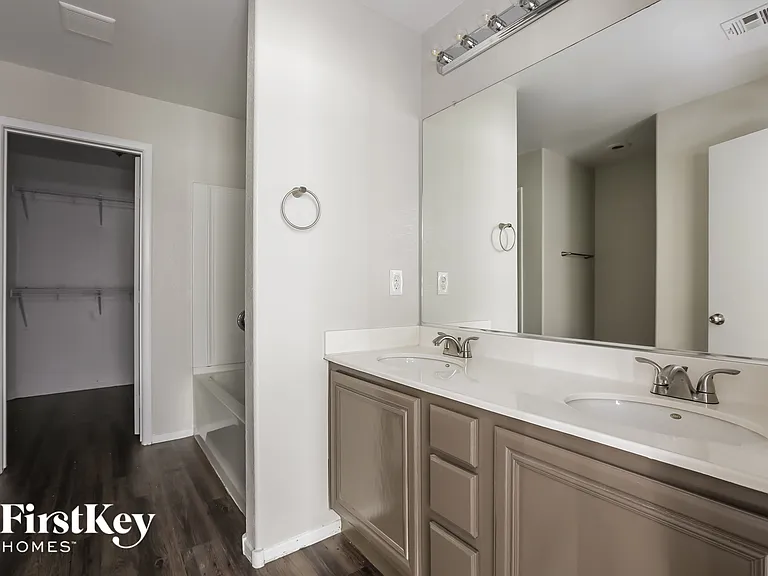 703 Loughton St — Photo 9