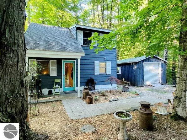 2209 Beals Lake Dr, East Jordan, MI 49727