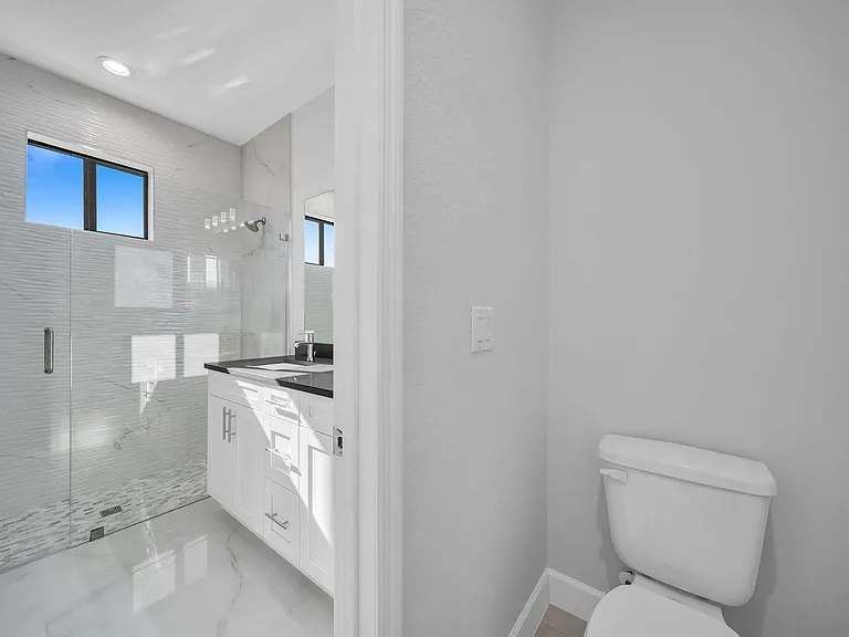 2504 SW 32nd St — Photo 16