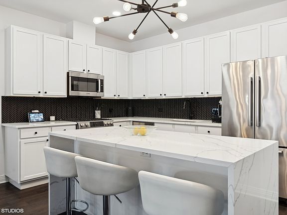 4th image of 2230 N Lincoln Ave APT 303