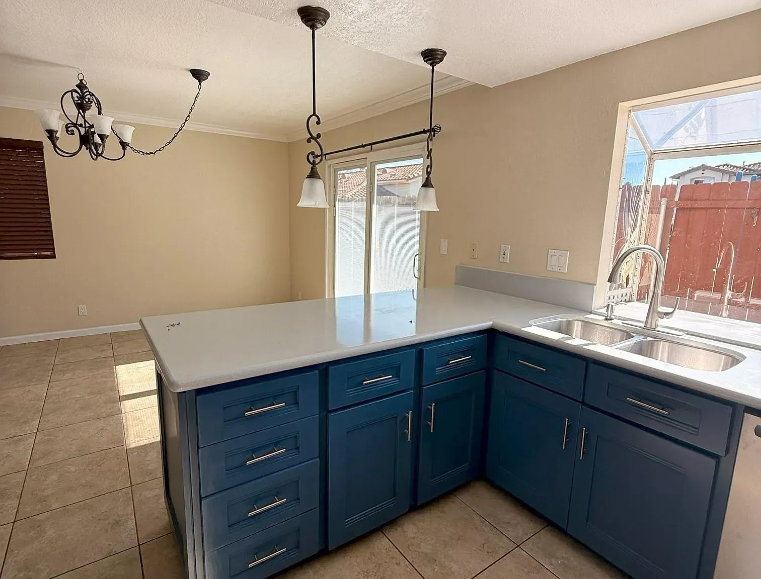 3 bed, 2.5 bath, 1408 sqft, $3,200 — Photo 2