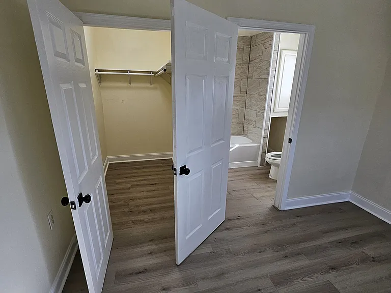 1025 Avenue E — Photo 24